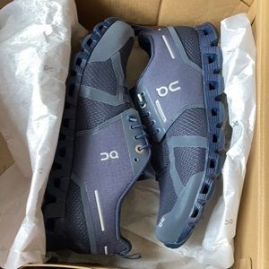 NEVER WORN On Running Cloud Waterproof